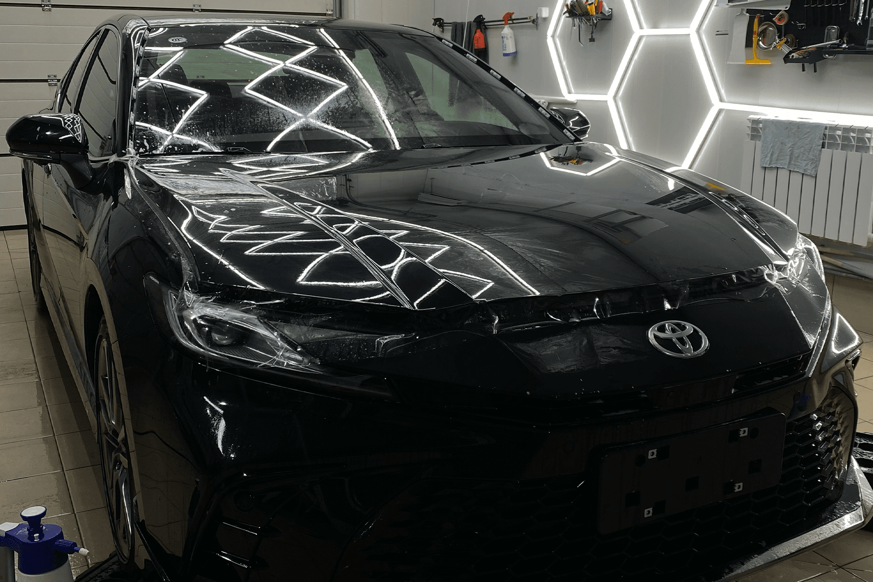 Toyota в детейлинг-центре Тонировошная — профессиональный свет для полировки